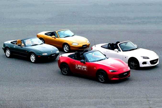 Visi četru paaudžu Miata MX-5 modeļi cits citam blakus