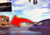 BMW vadītājs ietriecas skolas autobusā!
