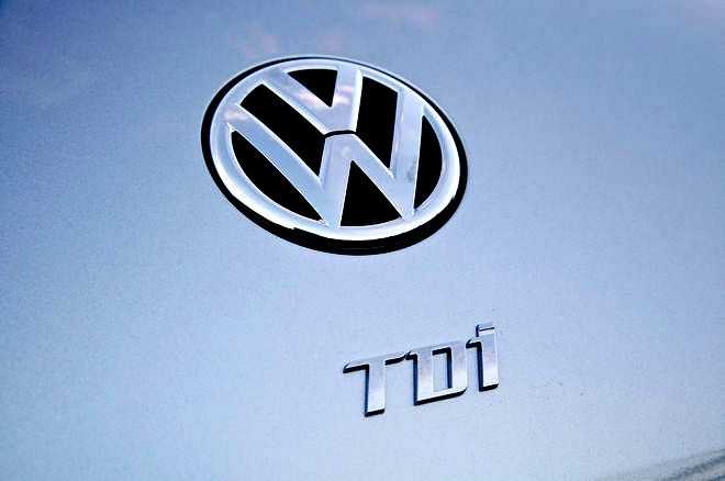 2013-volkswagen-beetle-tdi-badge2