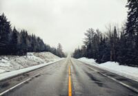 Autoceļu uzturētājs arī ziemā labo satiksmei bīstamās bedres