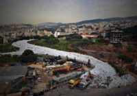 Šokējoši foto, kas aplidoja visu pasauli: 5 miljonu tonnu gara atkritumu “upe” Libānā (+FOTO)